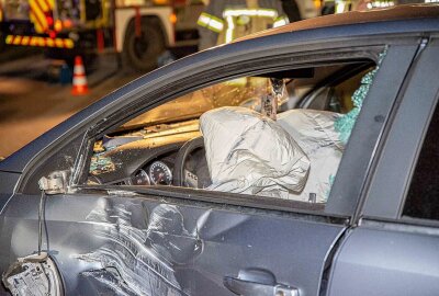 Auto kracht in Fahrzeuggespann: B96 voll gesperrt - Auf der B96 kam es zu einem Verkehrsunfall. Foto: xcitepress/Thomas Baier