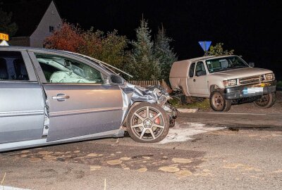 Auto kracht in Fahrzeuggespann: B96 voll gesperrt - Auf der B96 kam es zu einem Verkehrsunfall. Foto: xcitepress/Thomas Baier