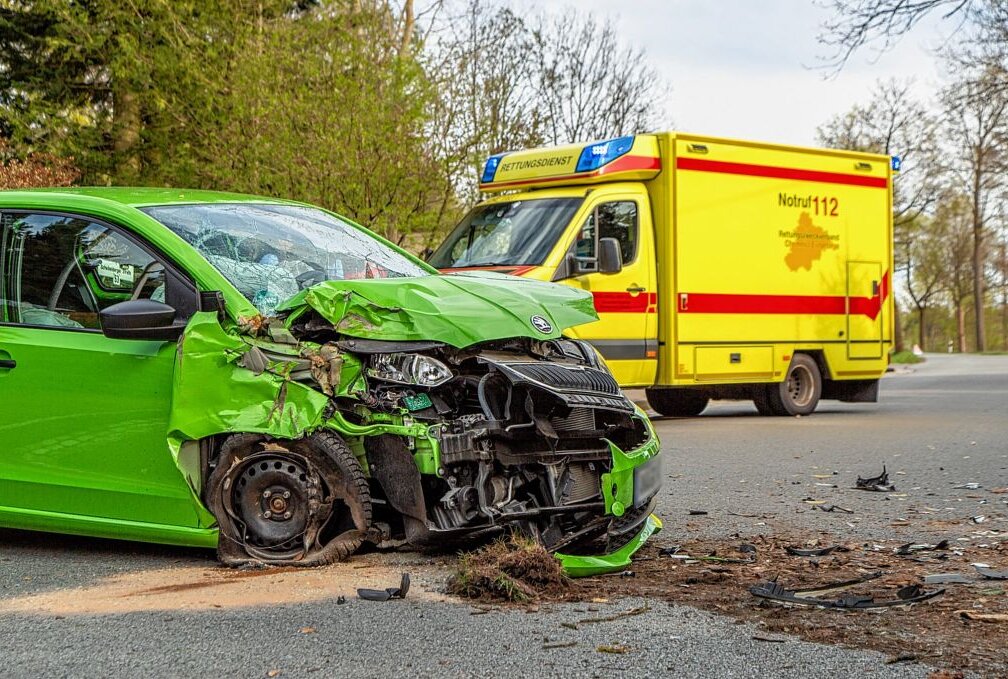 Auto prallt gegen Baum: Fahrerin in Klinik eingeliefert - Eine Skoda-Fahrerin kollidierte mit einem Baum in Elterlein. Foto: André März
