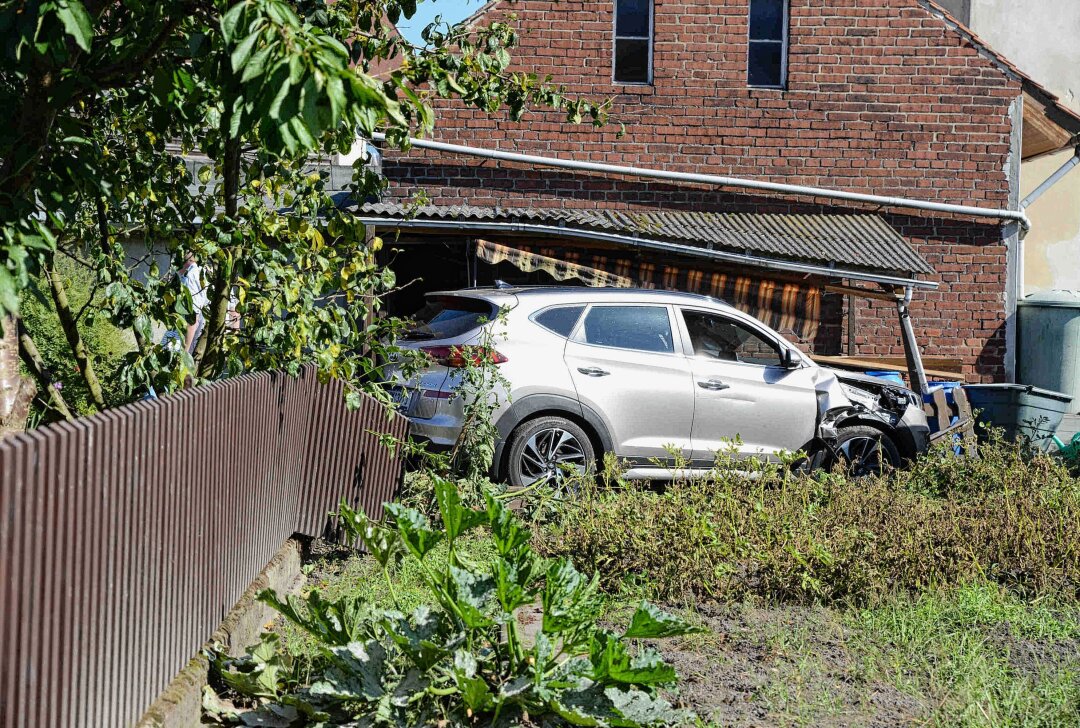 Auto rast durch Vorgärten - Zwei Verletzte - Unfall in Hirschfelde. Foto: xcitepress/thomas baier