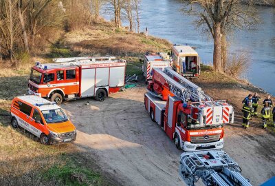 Auto stürzt in Fluss: Fahrer konnte nur tot geborgen werden - Am Ufer der Saale in Halle lief seit Freitagnachmittag ein Einsatz der Feuerwehr und des Rettungsdienstes. Foto: EHL Media / Lucas Libke