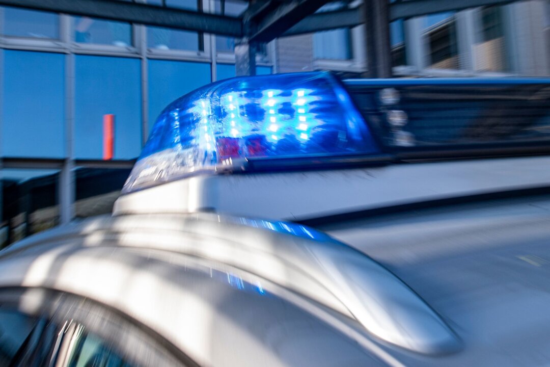 Auto überschlägt sich: 19-Jähriger verletzt - Ein Blaulicht leuchtet auf dem Dach eines Polizeiwagens.