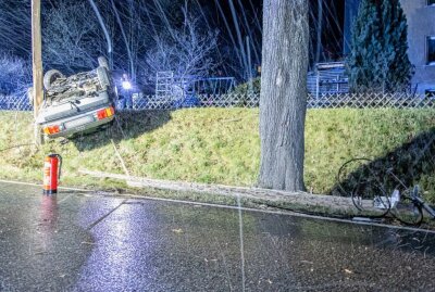 Auto überschlägt sich auf B180 in Meinersdorf und fällt zwei Telefonmasten - Bei einem Verkehrsunfall auf der B180 in Meinersdorf ist am Montagabend der Fahrer eines Audi verletzt worden. Foto: André März