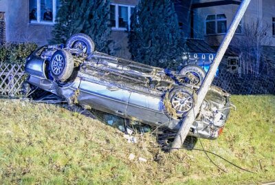 Auto überschlägt sich auf B180 in Meinersdorf und fällt zwei Telefonmasten - Bei einem Verkehrsunfall auf der B180 in Meinersdorf ist am Montagabend der Fahrer eines Audi verletzt worden. Foto: André März