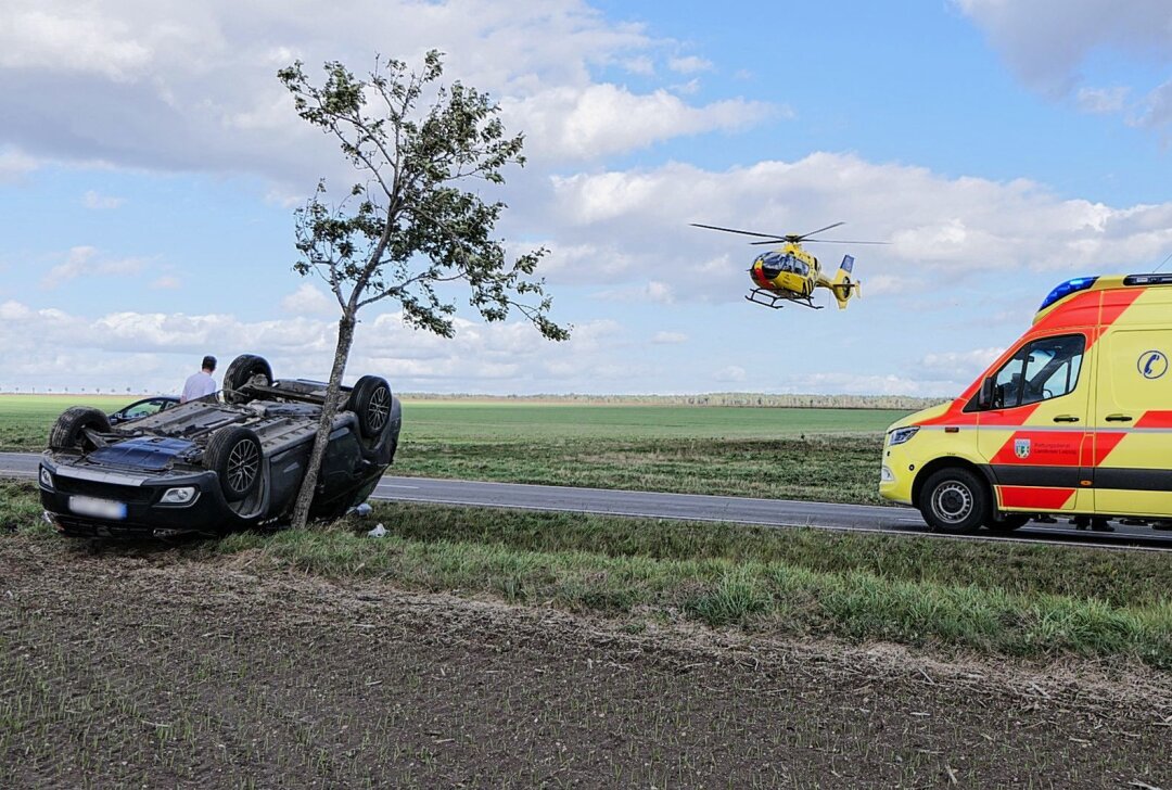 Auto überschlägt sich bei schwerem Unfall - Schwerer Unfall bei Ammelshain. Foto: Sören Müller