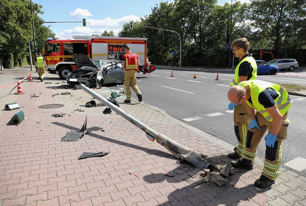 Auto überschlägt sich in Dresden: 84-Jährige schwer verletzt - In Dresden kam es zu einem schweren Verkehrsunfall. Foto: Roland Halkasch