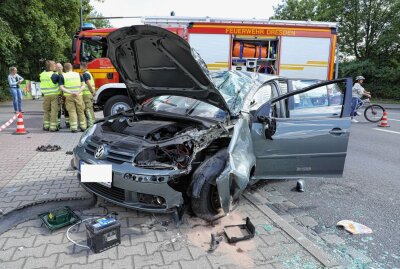 Auto überschlägt sich in Dresden: 84-Jährige schwer verletzt - In Dresden kam es zu einem schweren Verkehrsunfall. Foto: Roland Halkasch