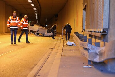 Auto überschlägt sich in Dresdner Innenstadttunnel - In Dresden überschlägt sich ein Auto. Foto: Roland Halkasch