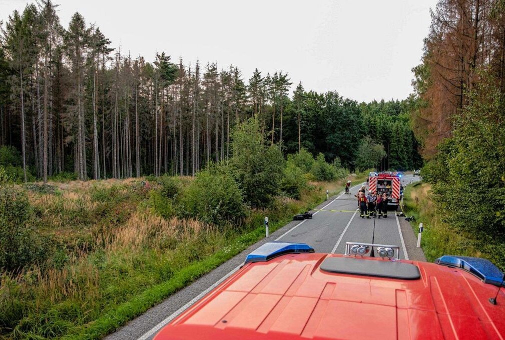 Auto überschlägt sich mehrfach und landet auf dem Dach im Wald: Drei Verletzte - Am frühen Sonntagabend ereignete sich auf der S128 zwischen Oderwitz und Großhennersdorf ein schwerer Verkehrsunfall. Foto: xcitepress