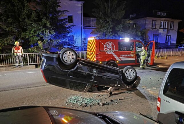 Auto überschlägt sich und landet auf Dach: Fahrer mit Alkohol im Blut - Der Fahrer des Fords musste verletzt ins Krankenhaus gebracht werden. Foto: Andreas Kretschel