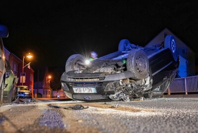 Auto überschlägt sich und landet auf Dach: Fahrer mit Alkohol im Blut - Der Fahrer des Fords musste verletzt ins Krankenhaus gebracht werden. Foto: Andreas Kretschel