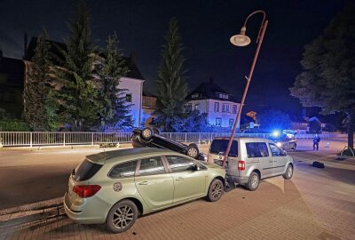 Auto überschlägt sich und landet auf Dach: Fahrer mit Alkohol im Blut - Der Fahrer beschädigte ein parkendes Auto stark. Foto: Andreas Kretschel