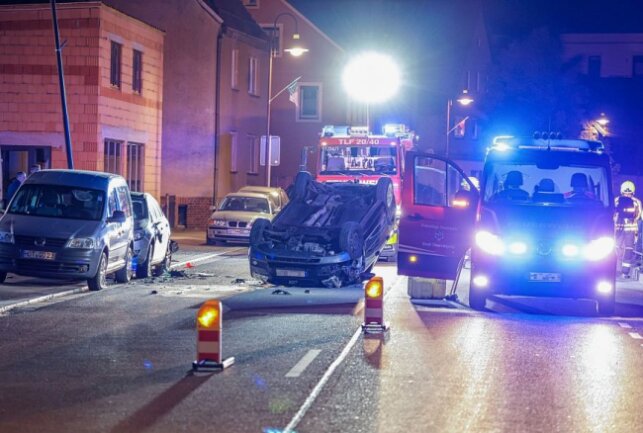 Auto überschlägt sich und landet auf Dach: Fahrer mit Alkohol im Blut - Die Bundesstraße war circa .2 Stunden voll gesperrt. Foto: Andreas Kretschel