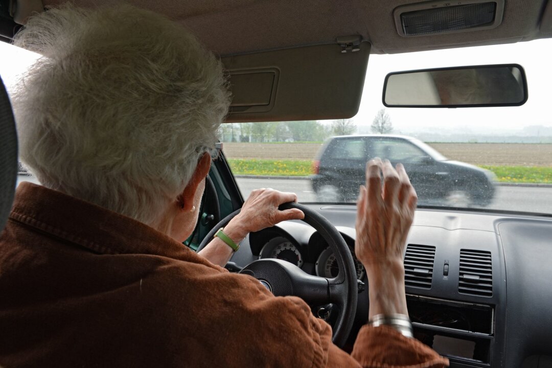 Autofahren im Alter: Wie sicher bin ich unterwegs? - Zu spät gebremst? Häufen sich solche Situationen, ist es sinnvoll, das Fahrverhalten zu reflektieren.