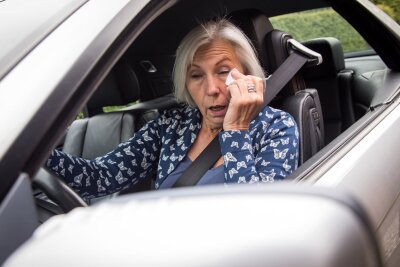 Autofahren im Alter: Wie sicher bin ich unterwegs? - Augensalbe benutzt? Auch das kann auf die Fahrsicherheit schlagen.