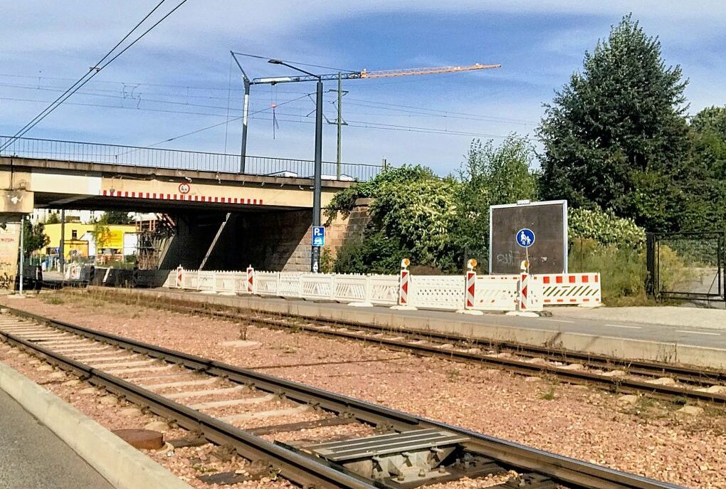 Im Zuge des Bauvorhabens "Chemnitzer Bahnbogen" wird auch die Eisenbahnüberführung über die Bernsdorfer Straße erneuert. Foto: Rico Hinkel-Schollbach