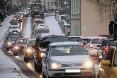 Autofahrer aufgepasst: Glatte Straßen sorgen für Stau in Annaberg-Buchholz - Schnee und Glätte sorgten heute für Stau im Annaberger Berufsverkehr. Foto: B&S/Bernd März