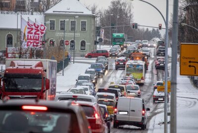 Autofahrer aufgepasst: Glatte Straßen sorgen für Stau in Annaberg-Buchholz - Schnee und Glätte sorgten heute für Stau im Annaberger Berufsverkehr. Foto: B&S/Bernd März
