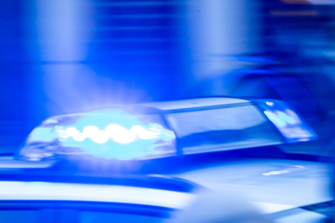 Autofahrer bespuckt Polizei unter Drogeneinfluss - Ein Einsatzfahrzeug der Polizei fährt mit Blaulicht.