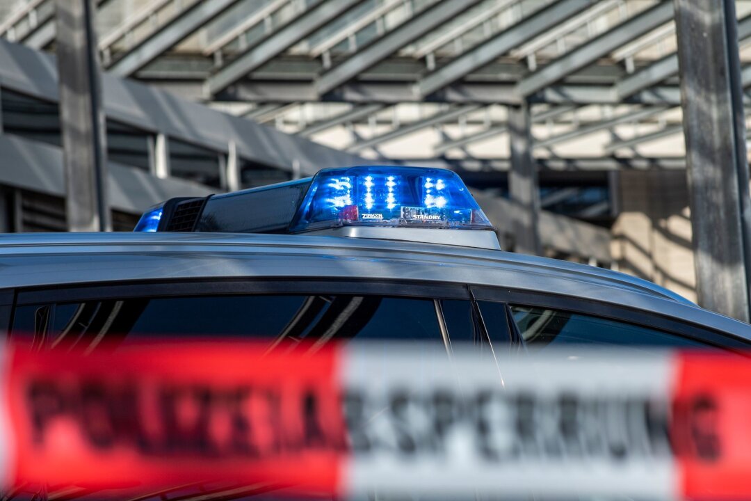 Autofahrer kommt von Bundesstraße bei Königswartha ab - tot - Ein Polizei-Blaulicht leuchtet über einem Absperrband mit der Aufschrift "Polizeiabsperrung".