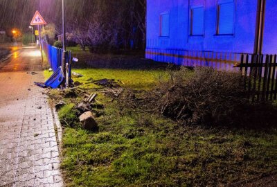 Autofahrer kommt von Fahrbahn ab und landet in Grundstück - In Oderwitz crashte gestern ein PKW in ein Grundstück. Foto: xcitepress/Thomas Baier
