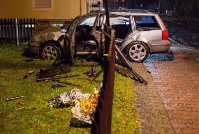 Autofahrer kommt von Fahrbahn ab und landet in Grundstück - In Oderwitz crashte gestern ein PKW in ein Grundstück. Foto: xcitepress/Thomas Baier