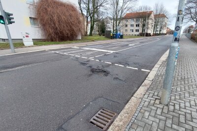 Autofahrer sauer: Schlagloch-Alarm in Chemnitz - Schlaglöcher an der Kreuzung Bernsdorfer Straße / Lutherstraße.