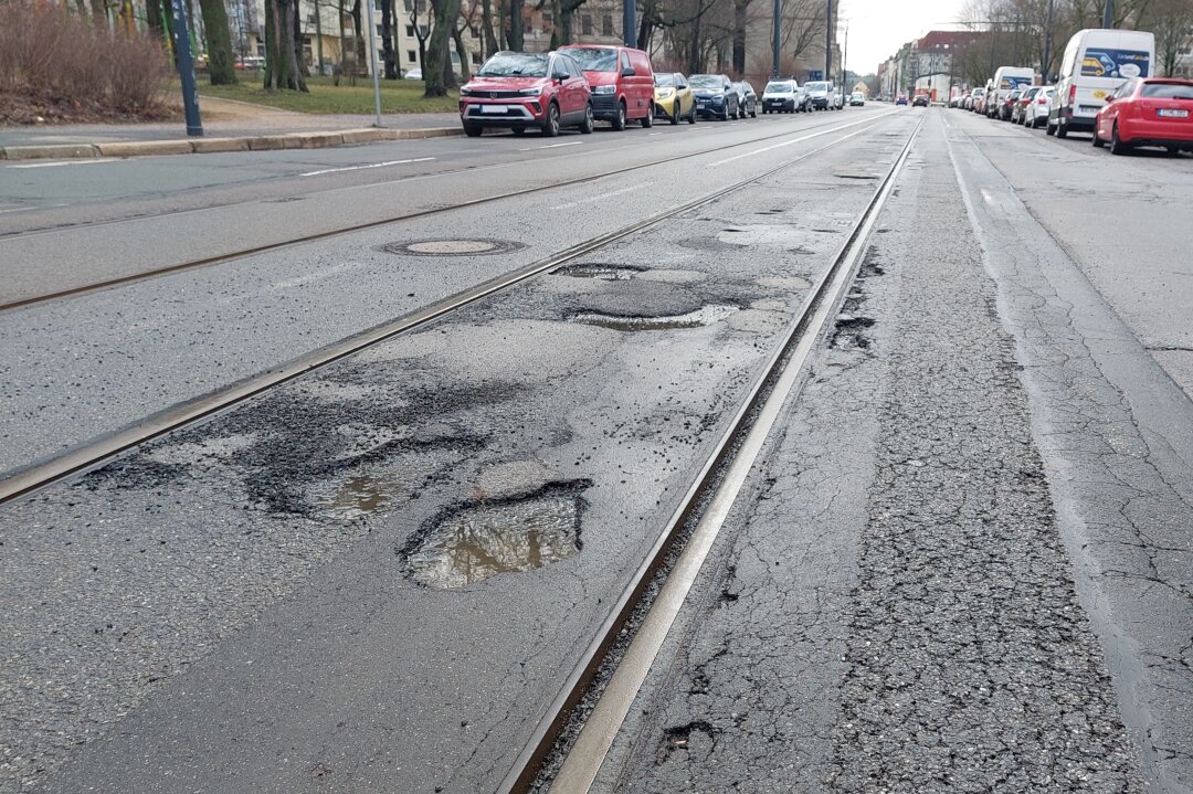 Autofahrer sauer: Schlagloch-Alarm in Chemnitz - Der Winter hat seine Spuren hinterlassen: In Chemnitz Bernsdorf sind aktuell vermehrt Schlaglöcher in den Straßen. Autofahrer sollten vorsichtig fahren.