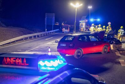 Autofahrerin missachtet Vorfahrt in Rodewisch: Verletzte Personen - Die Straße musste für eine für mehr als eine Stunde gesperrt werden. Foto: B&S