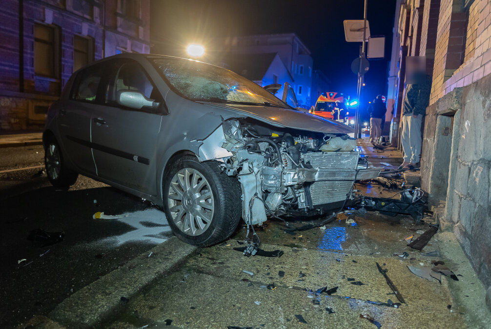 Verletzte Personen bei einem Vorfahrtsunfall am Donnerstagabend in Falkenstein. Foto: David Rötzschke