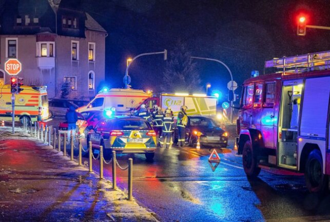 In Auerbach kam es zu einem Unfall, bei dem zwei Personen verletzt wurden. Foto: B&S