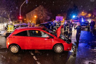 Autofahrerin missachtet Vorfahrt: Zwei verletzte Personen in Auerbach - In Auerbach kam es zu einem Unfall, bei dem zwei Personen verletzt wurden. Foto: B&S