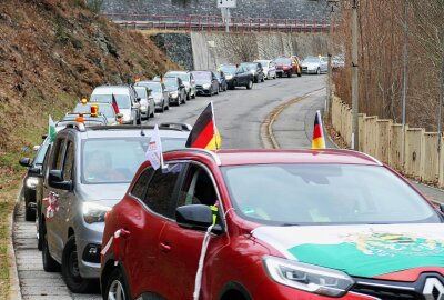 Autokorso mit 86 Fahrzeugen: Erzgebirgische Bürgerinitiative macht für Protest mobil - Der Großteil des Autokorsos bestand aus Pkw. Foto: Andreas Bauer
