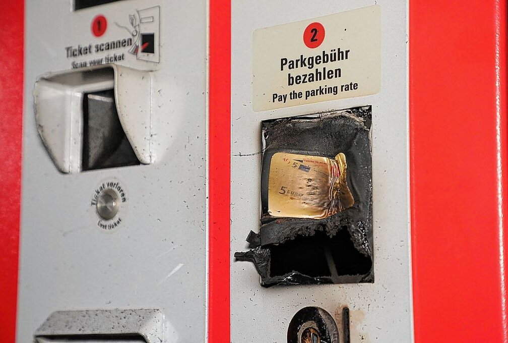 Automat in Dresdner Parkhaus schwer beschädigt - In einer Tiefgarage an der Gompitzer Höhe wurde ein Ticketautomat beschädigt. Foto: Roland Halkasch