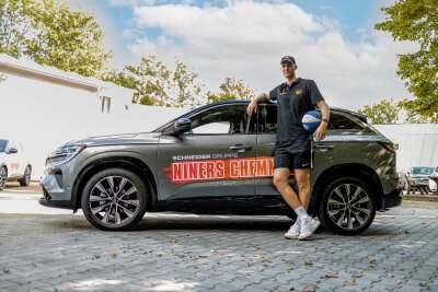 Automobilhandelsgruppe wird neuer Mobilitätspartner der Niners - NINERS Spieler Jonas Richter mit seinem neuen Renault Austral. Foto: Markus Esche