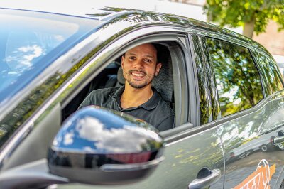 Automobilhandelsgruppe wird neuer Mobilitätspartner der Niners - NINERS Spieler Dominik Lockhart in seinem neuen Renault Austral. Foto: Markus Esche