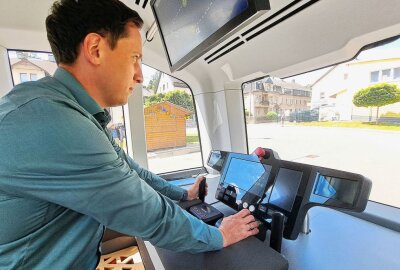 Autonom fahrender Shuttlebus in Gelenau getestet - Ein Fahrer stand ständig am Steuerpult, aber nur um in Notfällen eingreifen zu können. Foto: Andreas Bauer