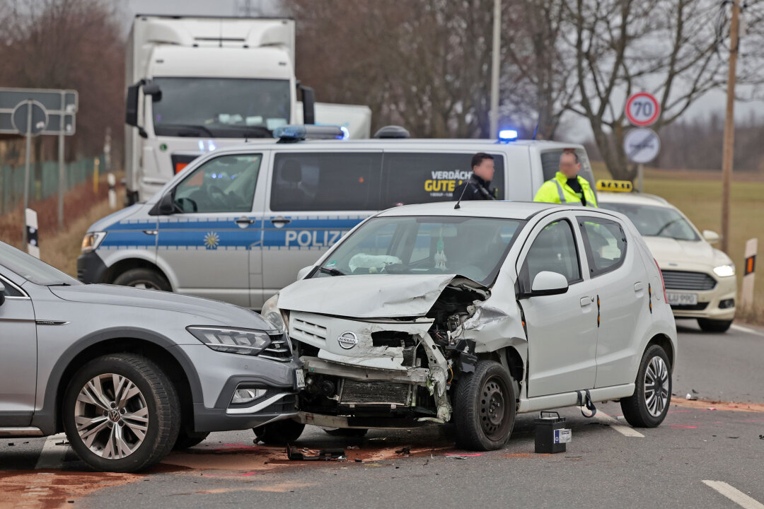 Autos frontal zusammengestoßen: B173 voll gesperrt - B173 ist wegen einem Unfall voll gesperrt. Foto: Andreas Kretschel