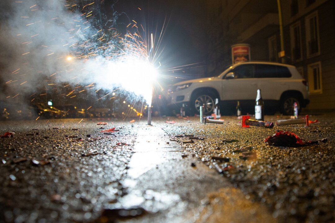 Autos und Feuerwerk: Sicher parken und Cabrios schützen - Autos solten an Silvester in geschützten Bereichen parken, um Schäden durch Feuerwerkskörper zu vermeiden.