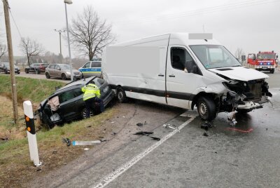 Autounfall mit drei Verletzten auf der S57 - Unfall mit drei verletzten Personen. Foto: Harry Härtel