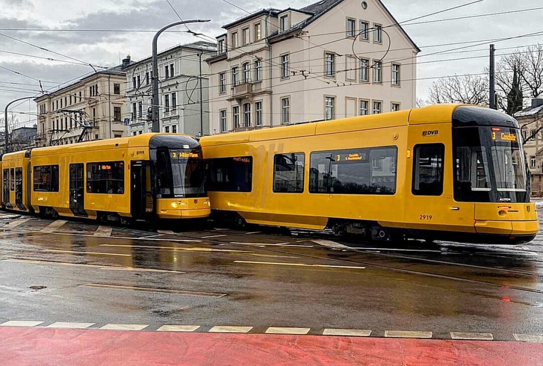 Autsch! Zwei nagelneue Straßenbahnen kollidieren an Bahnhof in sächsischer Großstadt miteinander - Zwei Straßenbahnen kollidieren in Dresden miteinander. Foto: xcitepress