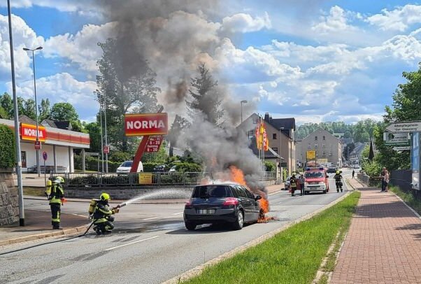 B 169 in Schneeberg: Insassen müssen nach PKW-Brand flüchten! - Die Feuerwehr Schneeberg war mit 16 Einsatzkräften und drei Fahrzeugen im Einsatz, dazu noch Polizei. Foto: Niko Mutschmann