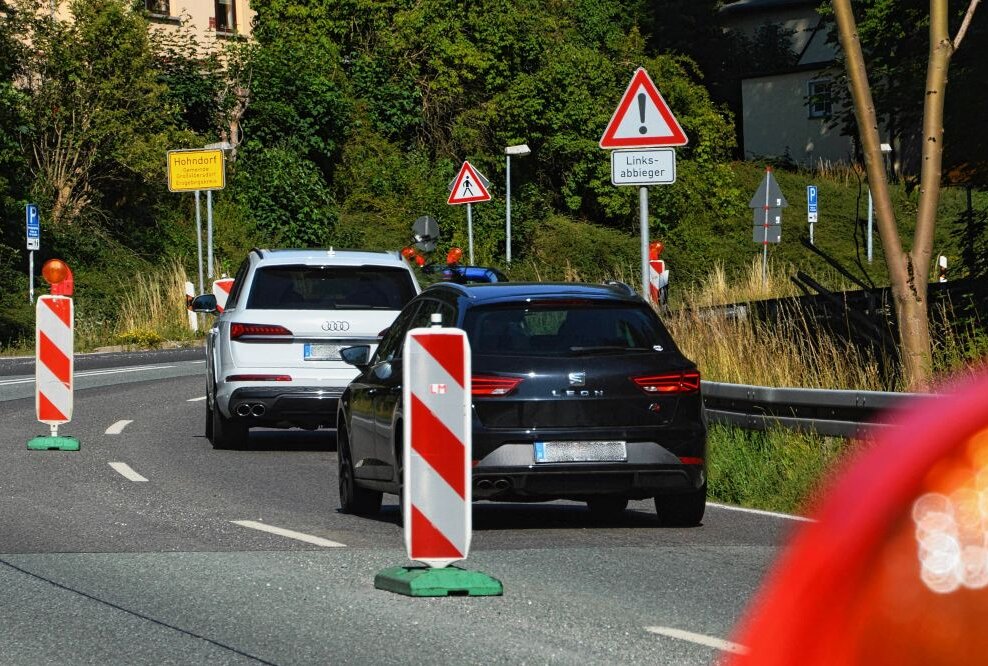 Schon seit Dezember war der Verkehr am Hohndorfer Berg eingeschränkt, da statt drei nur zwei Spuren befahren werden konnten. Foto: Andreas Bauer