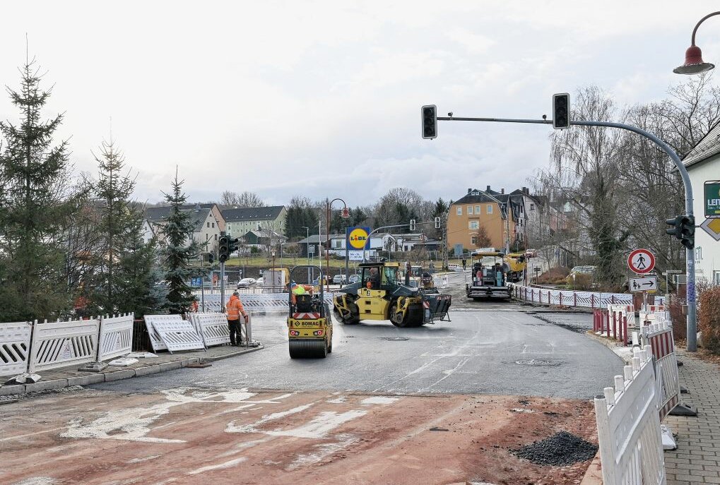 Die B180 in Niederwürschnitz, wo im Kreuzungsbereich jetzt Asphalt aufgebracht worden ist, wird über den Winter freigegeben.. Foto: Ralf Wendland