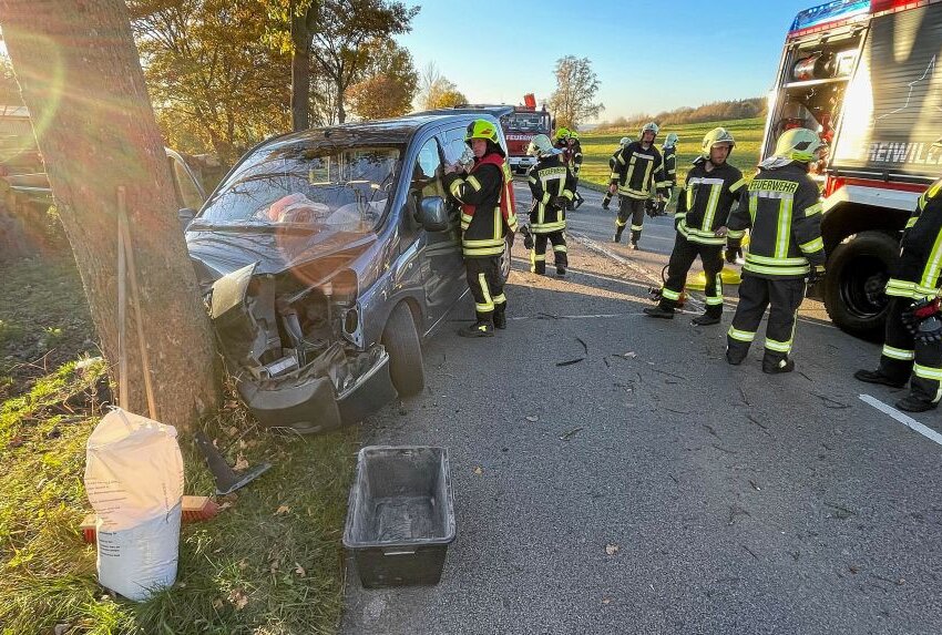 28.10.2021 : Schwerer Verkehrsunfall auf der B 101 PKW krachte frontal gegen einen Baum.Bildrechte: Bernd März/Blaulicht&Stormchasing 