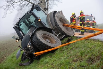 B101: Traktor kracht gegen Baum und rutscht in Straßengraben - Traktor kracht gegen den Baum und schleudert in den Straßengraben. Foto: Bernd März