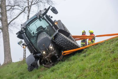 B101: Traktor kracht gegen Baum und rutscht in Straßengraben - Traktor kracht gegen den Baum und schleudert in den Straßengraben. Foto: Bernd März