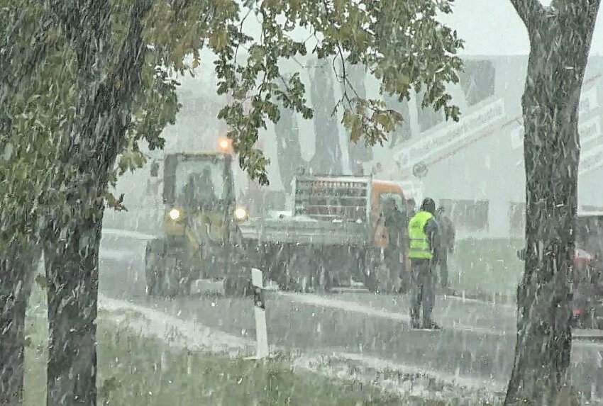 B101: Transporter muss aus Straßengraben gezogen werden - Glatte Straßen und dichter Schneefall behinderte den Verkehr auf Sachsens Straßen. Foto: Bernd März