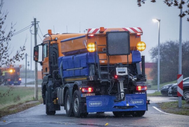 B101: Transporter muss aus Straßengraben gezogen werden - Glatte Straßen und dichter Schneefall behinderte den Verkehr auf Sachsens Straßen. Foto: Bernd März