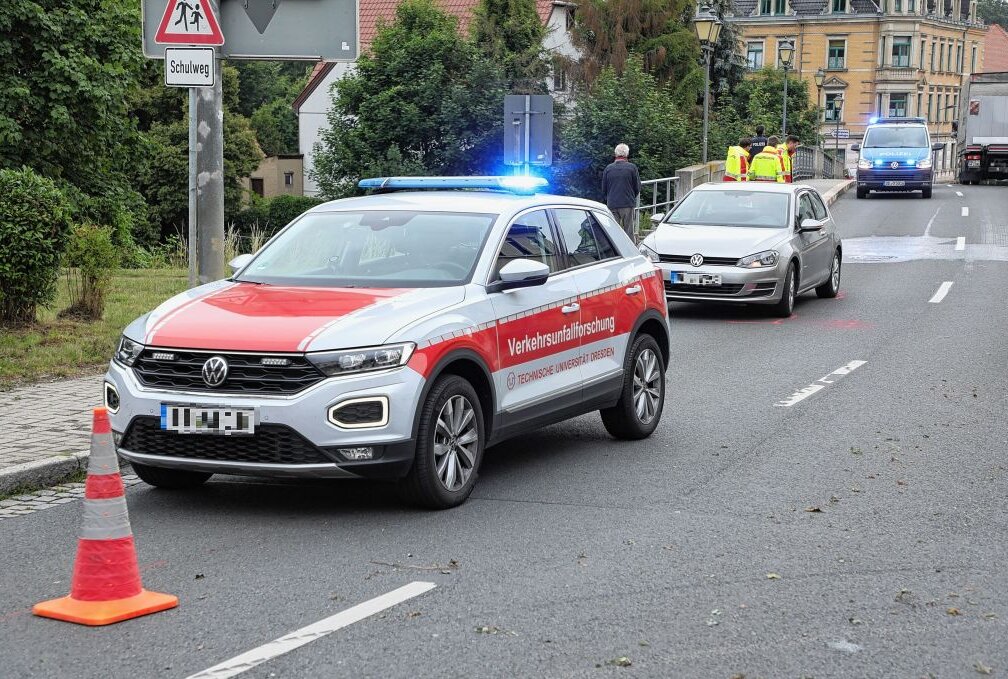 B101: Verkehrsunfall mit schwerverletztem Kind in Nossen - Schwerer Verkehrsunfall auf der Dresdner Straße. Foto: Roland Halkasch